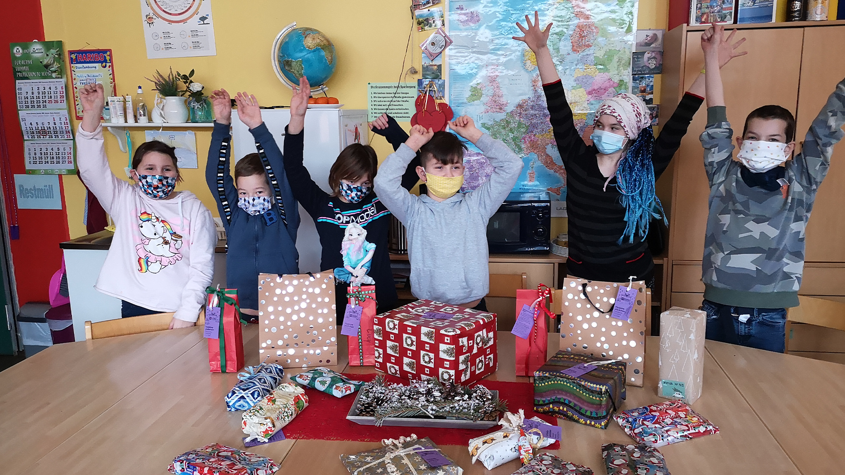 Kinder der AWO Tagesstätte Hannes Strehly freuen sich über die vielen Geschenke.