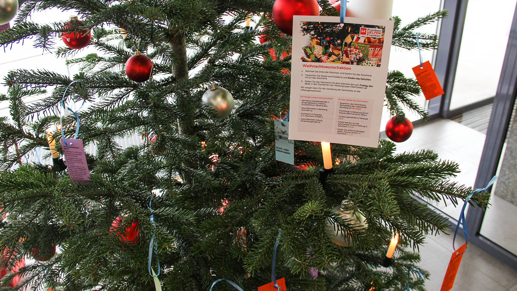 Wunschzettel am Weihnachtsbaum im Standort Bamberg.